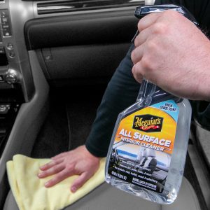Técnico da SPA Window Film realizando higienização interna detalhada com Meguiar's All Surface Interior Cleaner em Campo Grande.