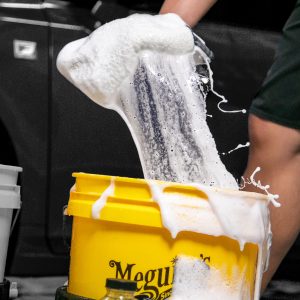 Preparação de balde de lavagem Meguiar's com luva de microfibra para detalhamento automotivo fino em Campo Grande.